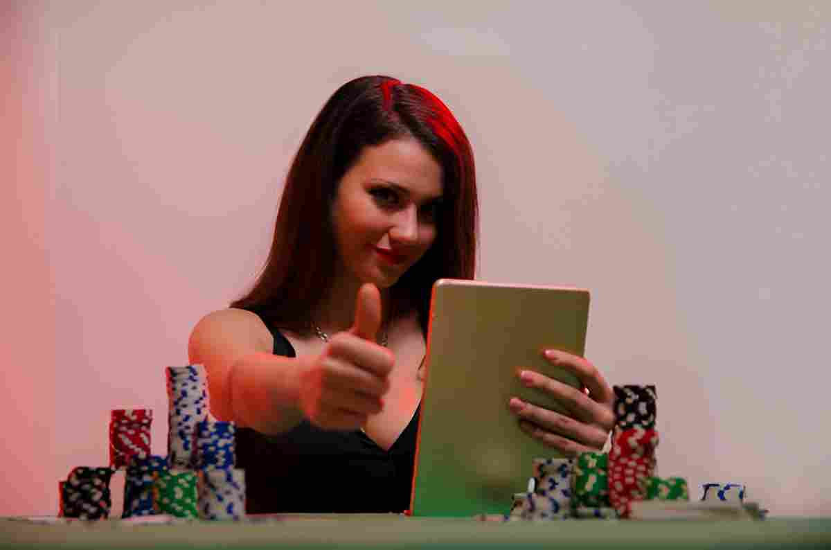 User Logging into Yabby Casino on Mobile